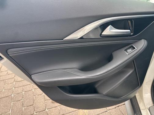 2017 INFINITI QX30 Premium