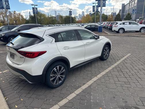 2017 INFINITI QX30 Premium