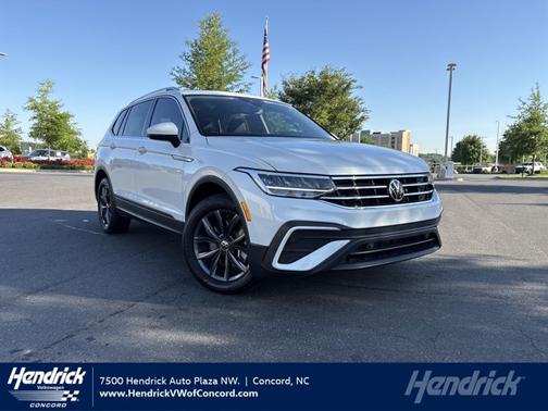 Opal White Pearl Effect 2023 Volkswagen Tiguan 2.0T SE