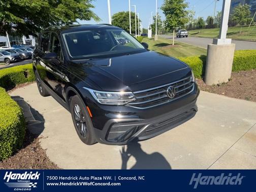 Deep Black Pearl Effect 2022 Volkswagen Tiguan 2.0T SE