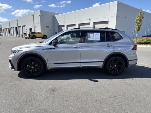 2024 Volkswagen Tiguan 2.0T SE R-Line Black