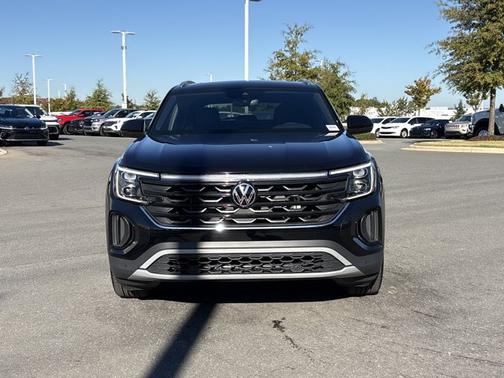 Deep Black Pearl Effect 2024 Volkswagen Atlas Cross Sport 2.0T SE w/ Technology