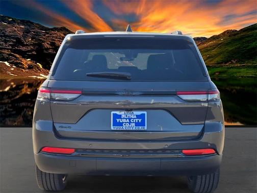 2025 Jeep Grand Cherokee Laredo