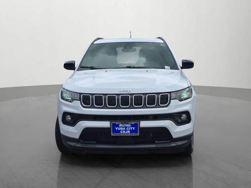 Bright White Clearcoat 2024 Jeep Compass Latitude