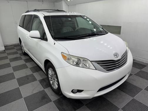 Super White 2011 Toyota Sienna XLE