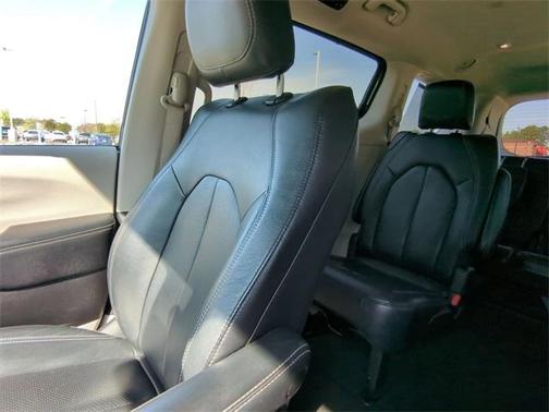 2022 Chrysler Pacifica Touring-L