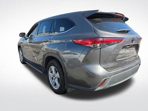 Magnetic Gray Metallic 2021 Toyota Highlander LE