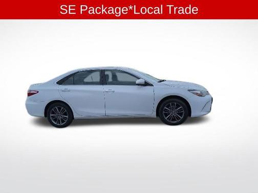 Super White 2017 Toyota Camry SE