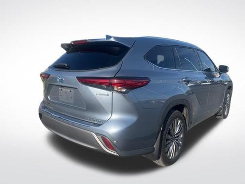 2022 Toyota Highlander Hybrid Platinum