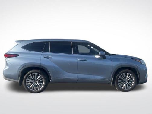 2022 Toyota Highlander Hybrid Platinum