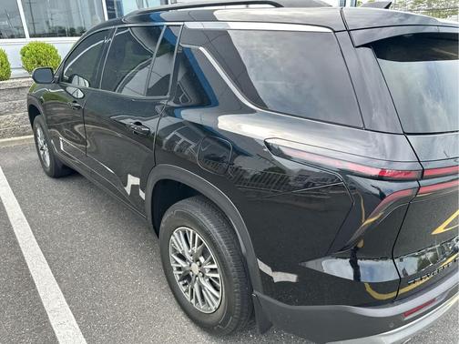 Mosaic Black Metallic 2024 Chevrolet Traverse LT
