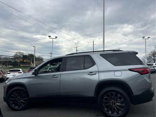 Sterling Gray Metallic 2023 Chevrolet Traverse RS