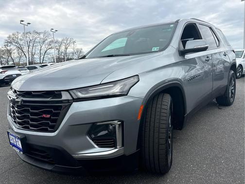 Sterling Gray Metallic 2023 Chevrolet Traverse RS