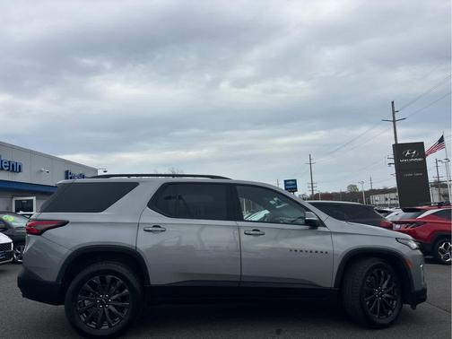 Sterling Gray Metallic 2023 Chevrolet Traverse RS