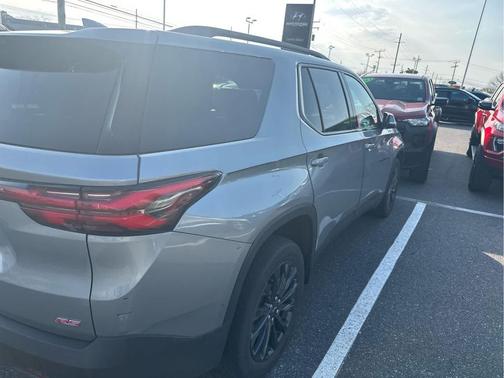 Sterling Gray Metallic 2023 Chevrolet Traverse RS
