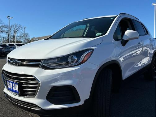 Summit White 2022 Chevrolet Trax LT