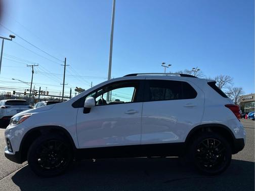 Summit White 2022 Chevrolet Trax LT