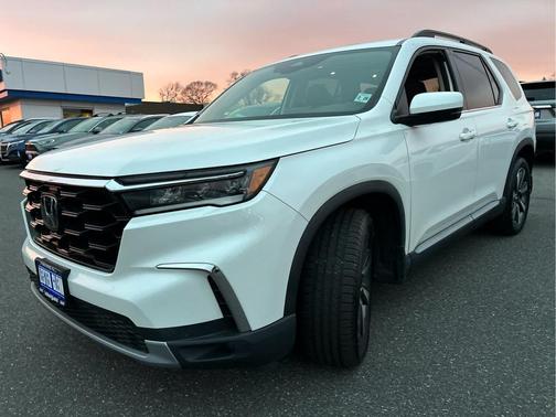 Platinum White Pearl 2023 Honda Pilot Touring 8-Passenger