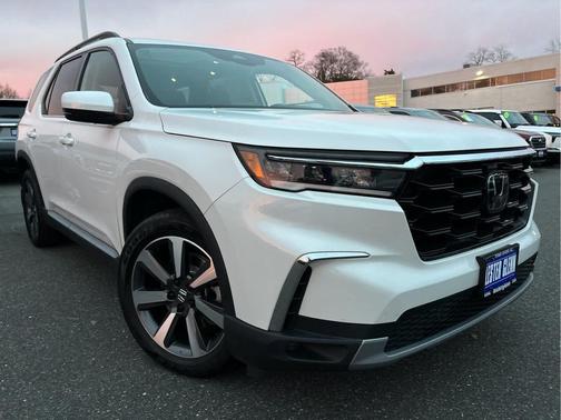 Platinum White Pearl 2023 Honda Pilot Touring 8-Passenger