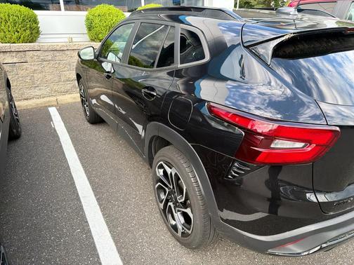 Mosaic Black Metallic 2024 Chevrolet Trax FWD 2RS