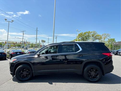 Mosaic Black Metallic 2018 Chevrolet Traverse LT Cloth