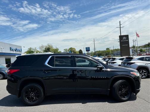 Mosaic Black Metallic 2018 Chevrolet Traverse LT Cloth