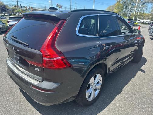 Onyx Black Metallic 2022 Volvo XC60 B5 Momentum