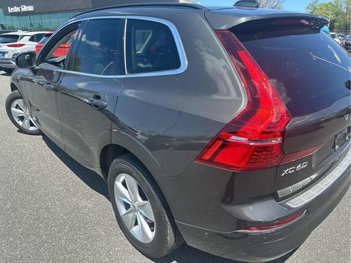 Onyx Black Metallic 2022 Volvo XC60 B5 Momentum
