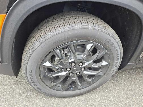 MOSAIC BLK MET 2026 Chevrolet Traverse LT