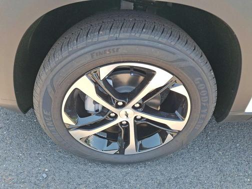 SUMMIT WHT 2026 Chevrolet Trax FWD 1RS
