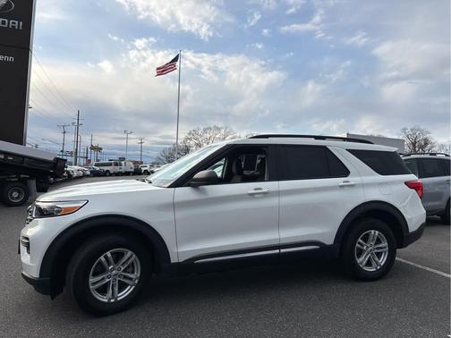 Star White Metallic Tri-Coat 2023 Ford Explorer XLT