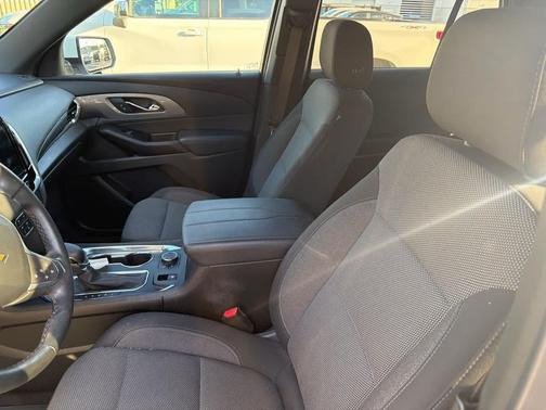 Summit White 2023 Chevrolet Traverse LT Cloth