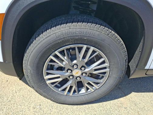 SUMMIT WHT 2026 Chevrolet Traverse LT