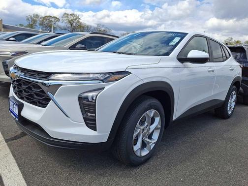 SUMMIT WHT 2026 Chevrolet Trax LS