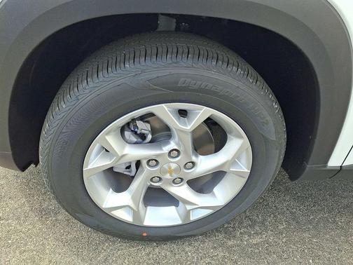 SUMMIT WHT 2026 Chevrolet Trax LS