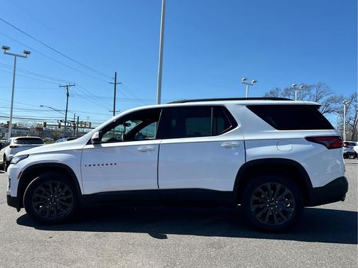 Summit White 2023 Chevrolet Traverse RS