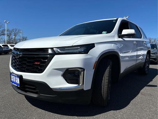 Summit White 2023 Chevrolet Traverse RS