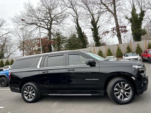 2023 Chevrolet Suburban LT