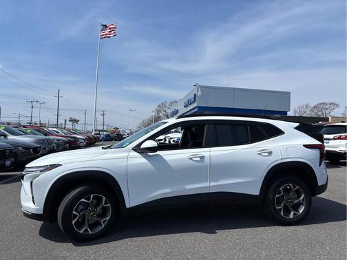 Summit White 2024 Chevrolet Trax LT