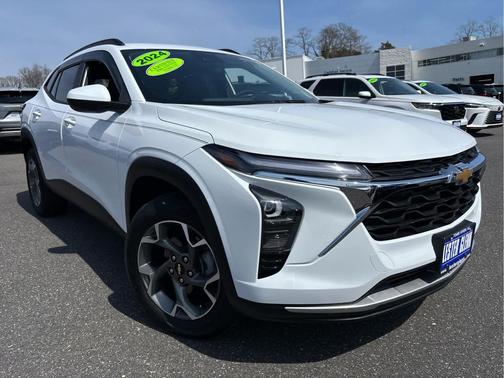 Summit White 2024 Chevrolet Trax LT