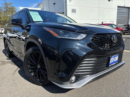 Midnight Black Metallic 2023 Toyota Highlander XSE