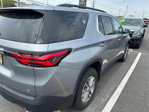 Sterling Gray Metallic 2023 Chevrolet Traverse LT Cloth