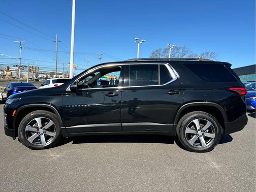 Mosaic Black Metallic 2023 Chevrolet Traverse LT Leather
