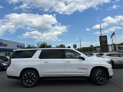 Iridescent Pearl Tricoat 2023 Chevrolet Suburban RST