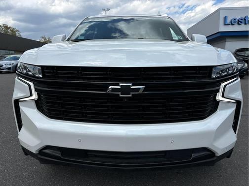 Iridescent Pearl Tricoat 2023 Chevrolet Suburban RST