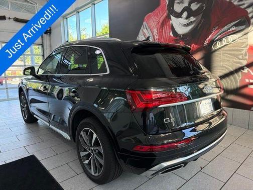 Mythos Black Metallic 2023 Audi Q5 45 S line quattro Premium