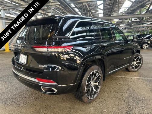 2022 Jeep Grand Cherokee Summit