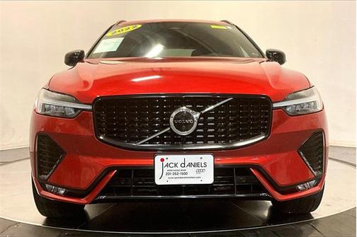 2022 Volvo XC60 B6 R-Design