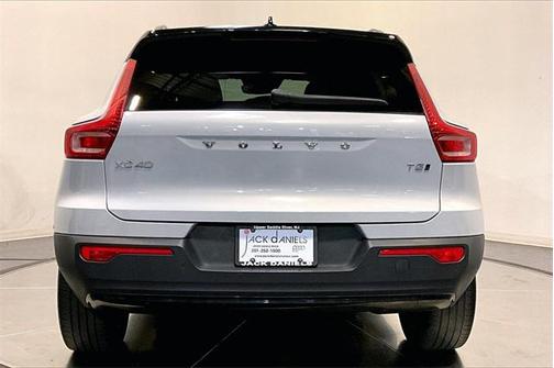 2022 Volvo XC40 T5 R-Design