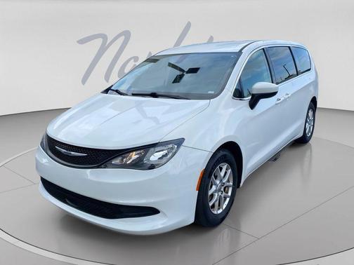 Bright White Clearcoat 2022 Chrysler Voyager LX